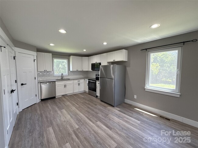 Building Photo - 133 Openview Dr