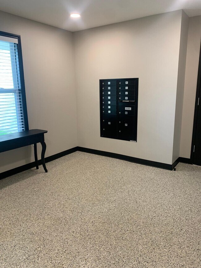 Lobby/Mail - 1 Holding Ln