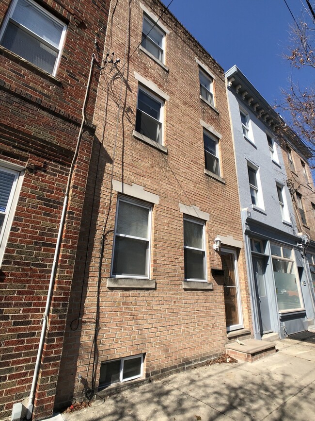 Photo - Modern 3-Story, 4 Bedroom , 2.5 Passyunk Sq. Home w/ W/D, HW fls., Deck, Dishwasher and more!