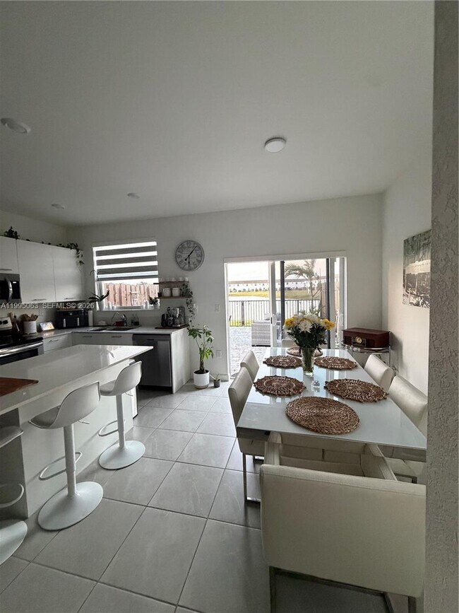 Foto del edificio - 2371 NW 122nd Ter