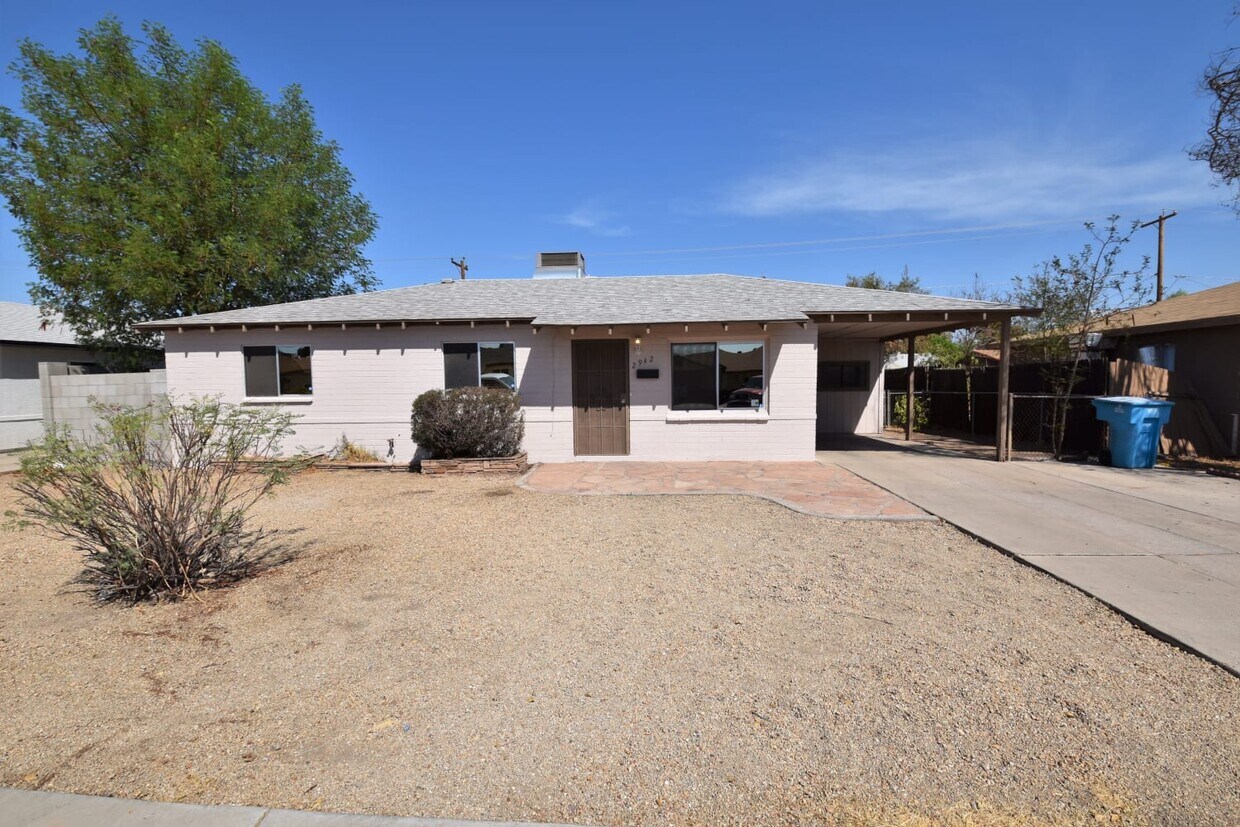 Primary Photo - 2942 W Montebello Ave