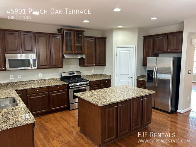 Building Photo - 45901 Peach Oak Terrace