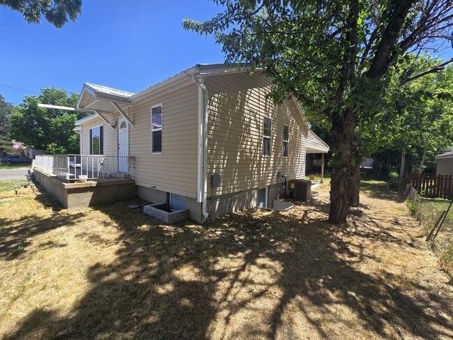 Building Photo - 509 W 200 S