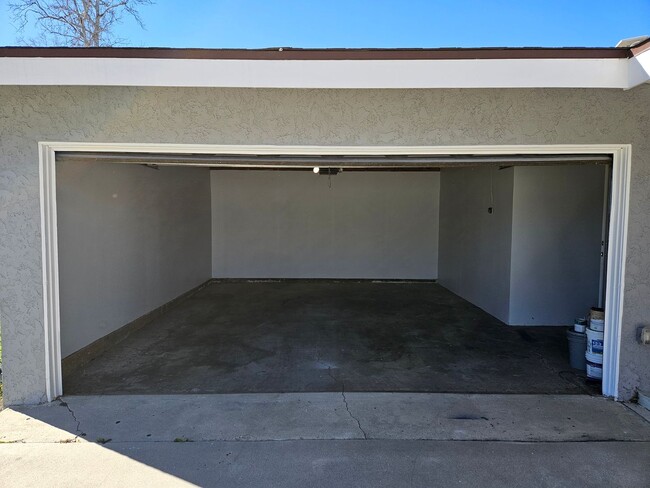 Building Photo - Spacious 3-Bedroom Home with Charming Feat...
