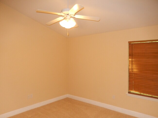 Foto del edificio - FABULOUS Newer NW 3/2 w/ Garage, Screen Porch Vaulted Ceilings, & Black Appliances! $1750/month A...