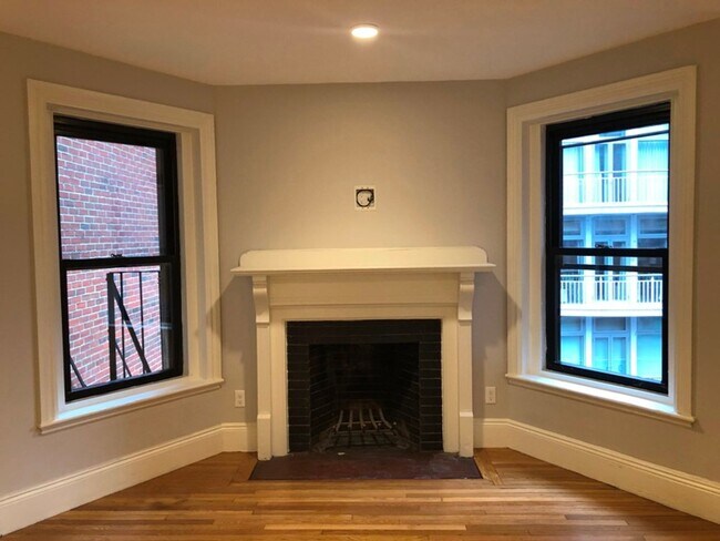 Foto del edificio - Top-Floor 1BR on Newbury Street | Central AC + In-Unit Laundry $3450 NO FEE