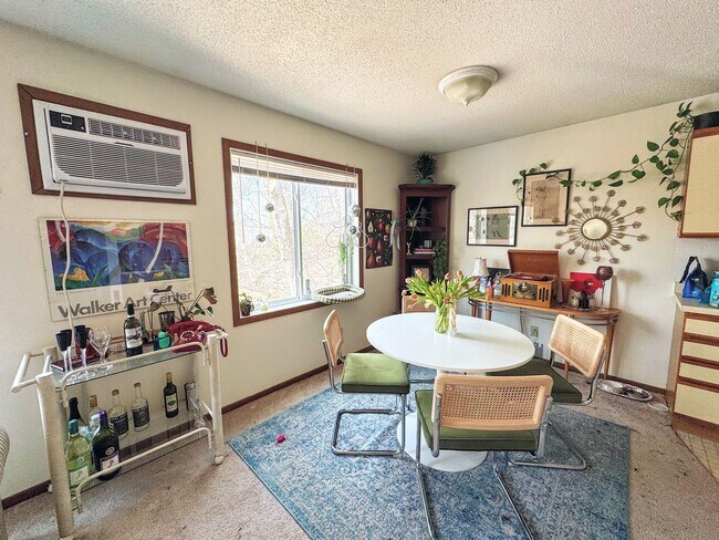 Building Photo - Off Campus Housing Option - Spacious 3 Bedroom Unit!