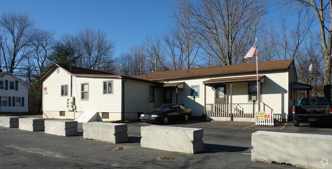Building Photo - 26-34 Putnam Rd