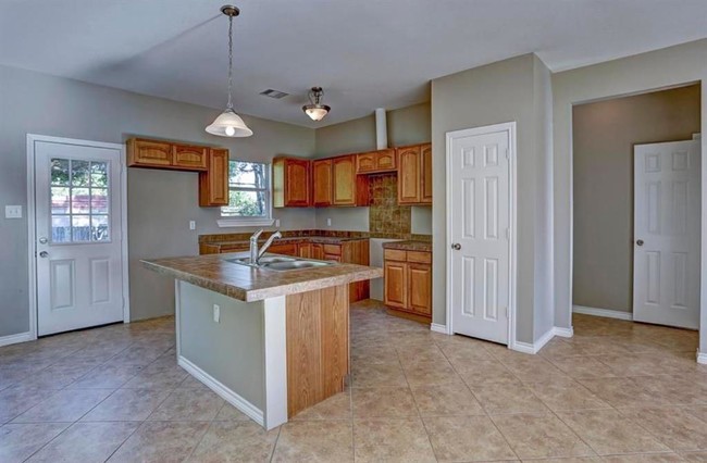 Building Photo - 9202 Rockcliff Dr