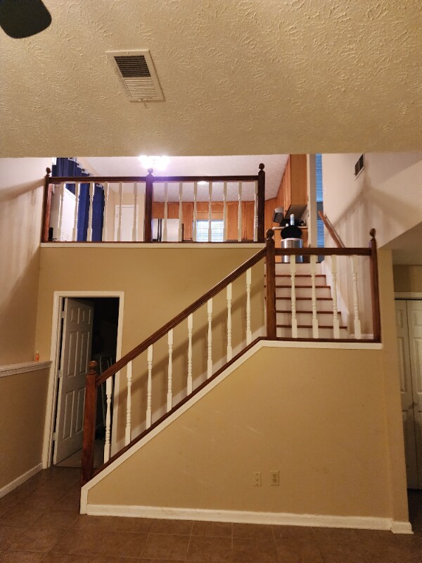 Building Photo - 705 Timbergrove Dr SW