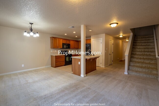 Building Photo - Three Bedroom Townhome in Great Canby Neighborhood!