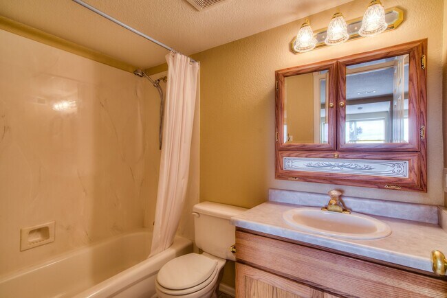 Building Photo - West Side, 3 bed 2 bath, Garage, available...