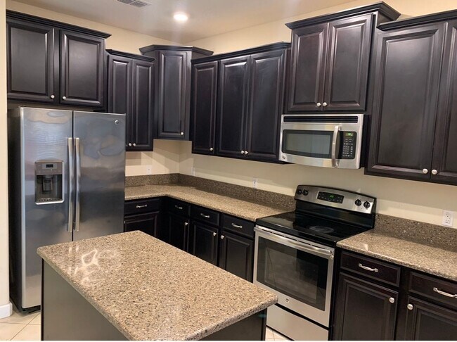 Foto del edificio - WYNDHAM LAKES ESTATES 4/2.5 HOME FOR RENT - LAKE VIEW!