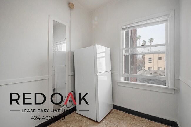 Building Photo - 450 S Kenmore Ave