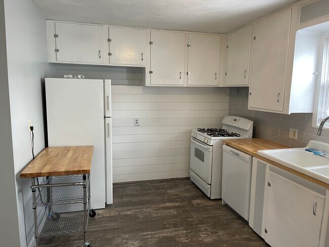 Kitchen - 887 Central Ave