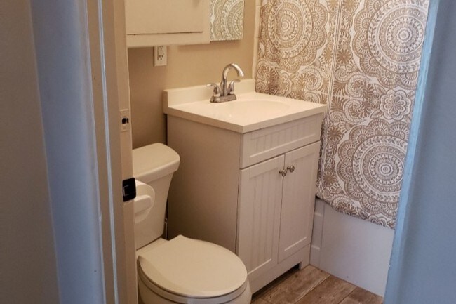 Undated baño - 215 N Myers St