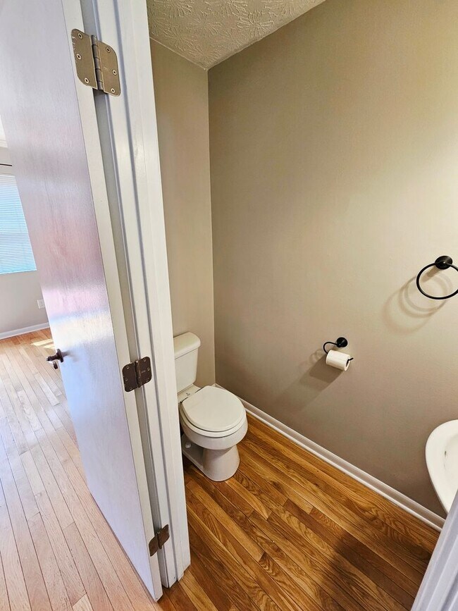 Foto del edificio - MOVE-IN READY! 2BR Townhome in Clintonville near OSU – W/D, Parking, Pet Friendly
