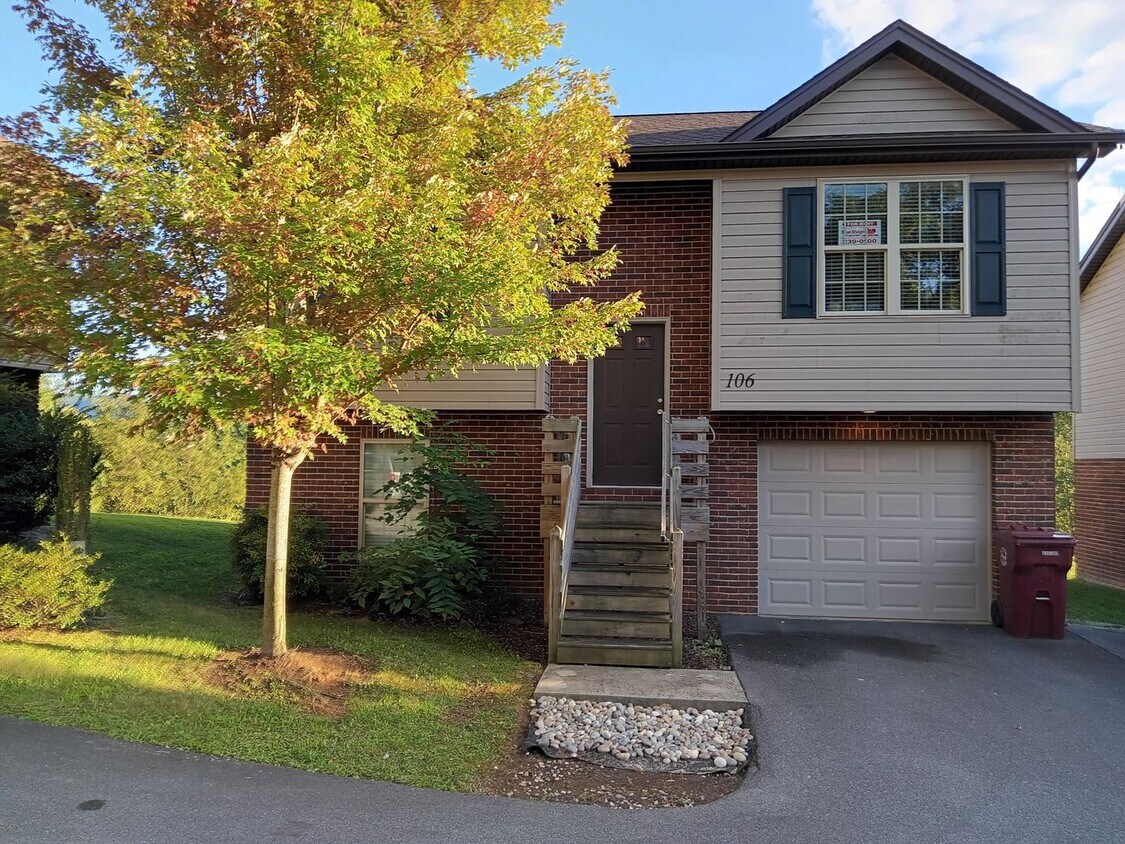 Primary Photo - 2 bedroom/2 bath split level home in Johns...