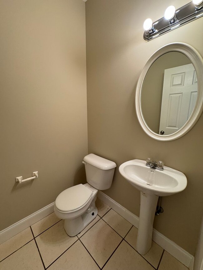 Building Photo - Nice 2/2.5 Townhouse in East Rome- $1,295