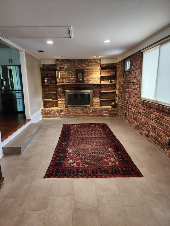 Estudio con chimenea - 506 Shamrock Dr