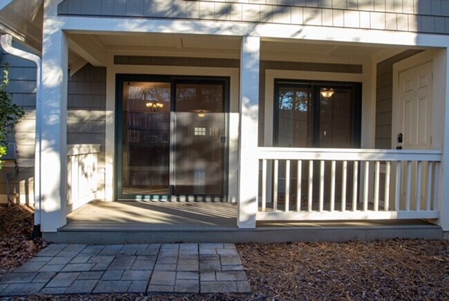 Foto del edificio - Townhouse right in Black Mountain available March 15.