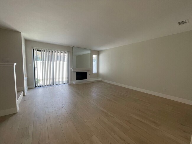 Foto del edificio - Beautiful Updated 3 Bedroom, 2 1/2 Bath Condo