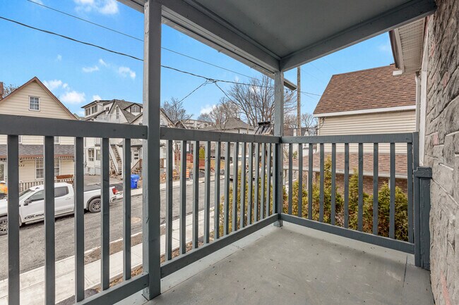 Photo du bâtiment - 2 Bed 1 Bath - 238 Notre Dame de Lile - 1 Month Free!