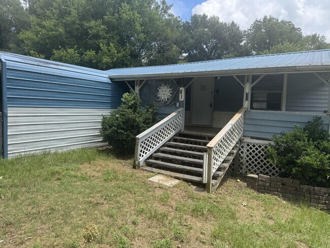 Foto del edificio - 2 Bed 1 Bath with Bonus Storage space & Large yard