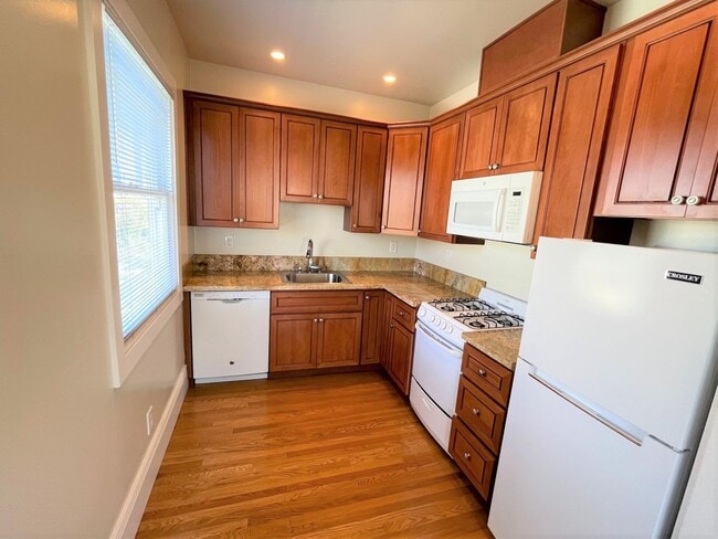 Building Photo - GORGEOUS, MUST SEE TOP FLOOR LOWER PAC HEIGHTS STUDIO!!!