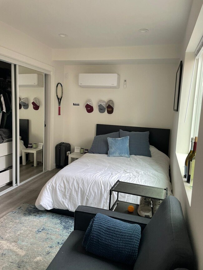 Building Photo - 2624 Regent St