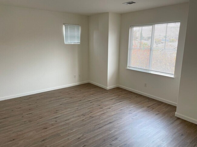Building Photo - LARGE SPACIOUS BRIGHT DESIRABLE 4 BEDROOM ...