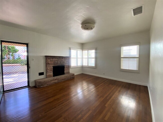 Foto del edificio - Beautiful 2BD/2BA Beach Home | Prime Mission Beach Location | Garage + 2 Parking Spaces