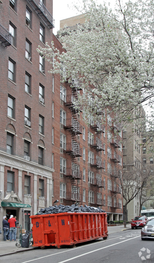 Building Photo - Chelsea Townhouse