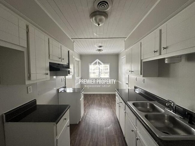 Building Photo - 6837 Valley Park - Available Now!