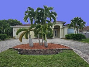 Building Photo - 414 SW Cherryhill Rd