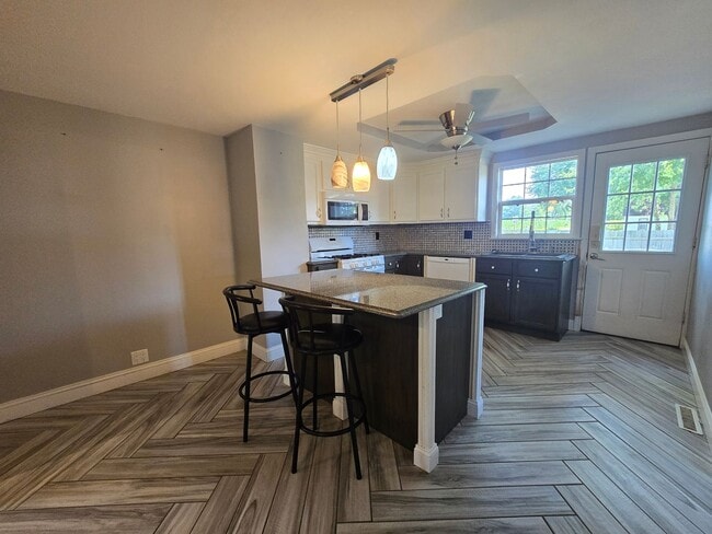 Building Photo - Cute 2 Bedroom Home with Country Feel