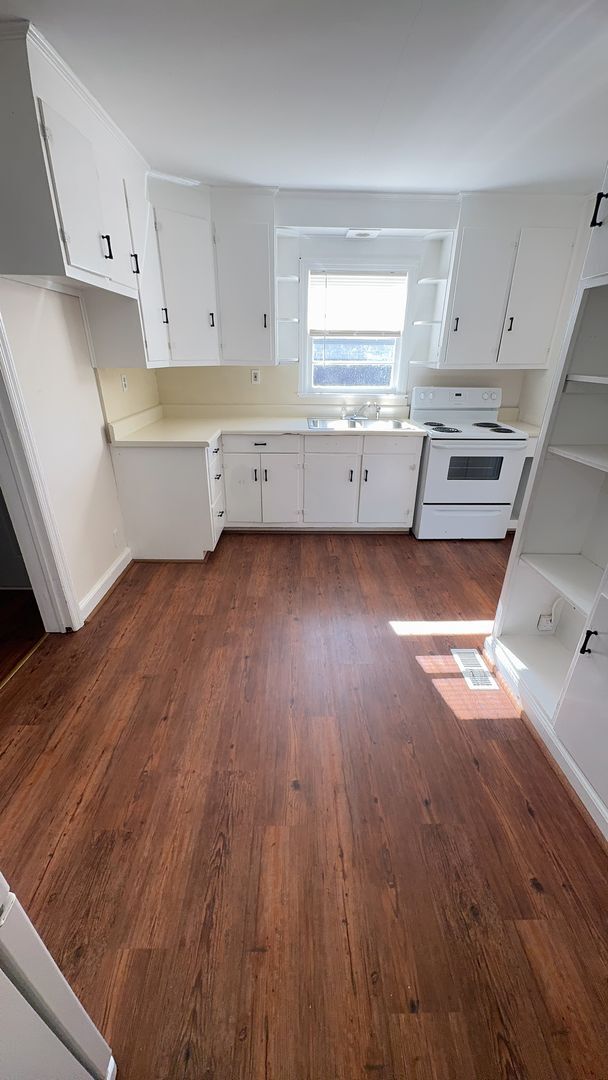 Building Photo - 401 Sheppard St