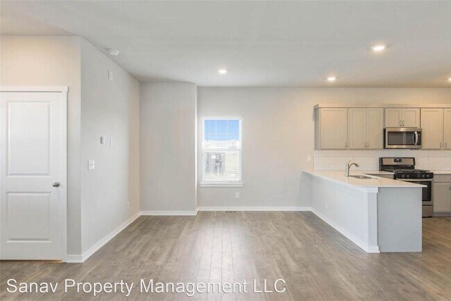 Building Photo - 4 br, 3 bath House - 2416 SW Plaza Parkway
