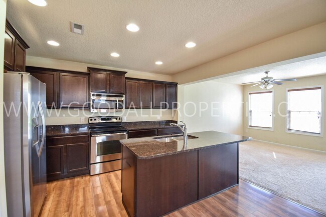 Foto del edificio - Price reduction** Check out this Beautiful...