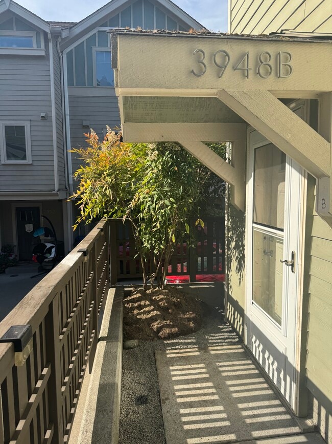 Unit B Entry - 3948 S Brandon St