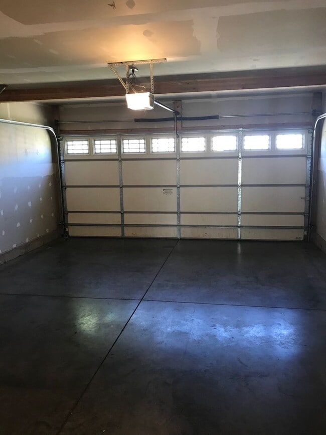 Building Photo - 3 Bedroom 2.5 Bathroom Townhouse