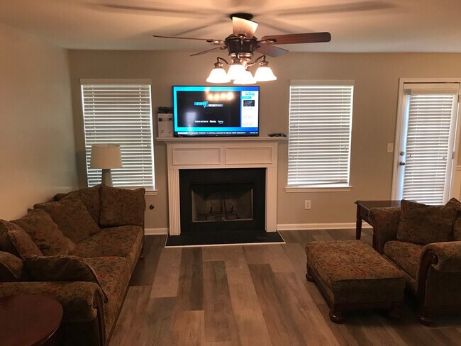 Foto del edificio - 327 Hidden Creek Ln