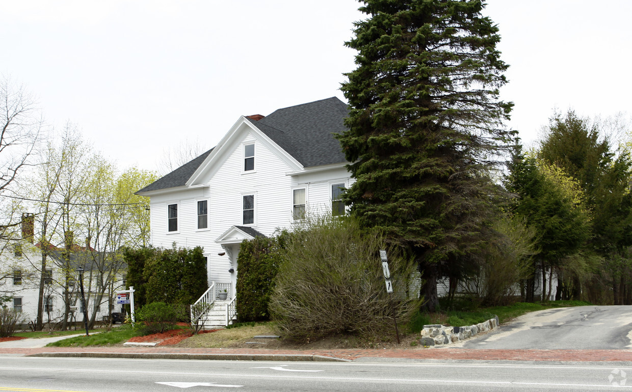 Building Photo - 372 Main St