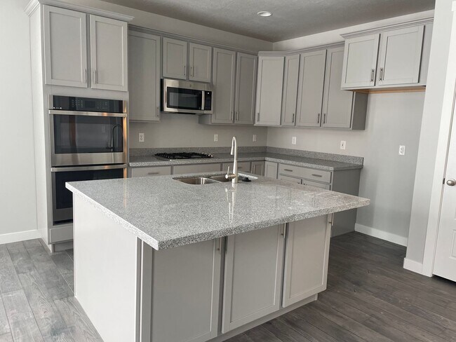 Building Photo - GORGOUS