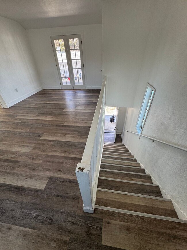 Building Photo - Newly renovated loft apartment, close to D...