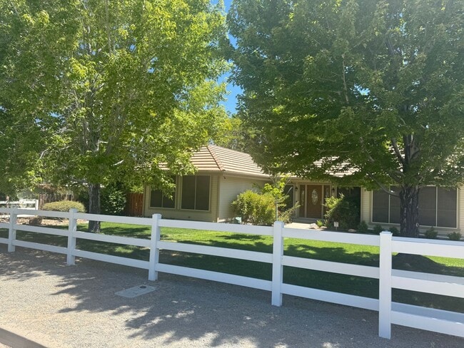 Building Photo - Spacious 3 Bed + Office | 3 Bath | 3-Car G...