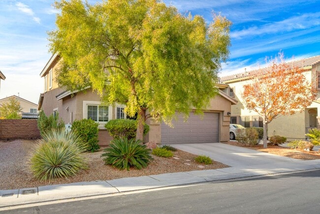 Foto del edificio - Pool Home with Downstairs Primary Bedroom!