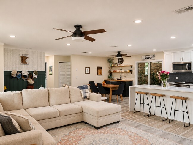Foto del edificio - Quiet cul-de-sac rental in desirable Brierwood!