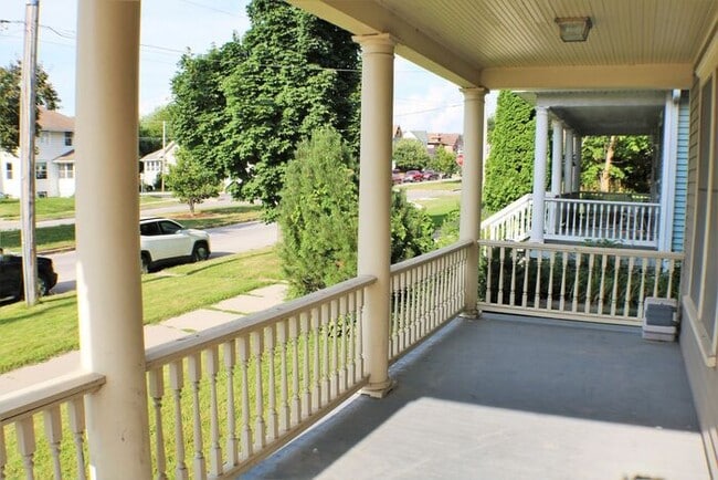 Building Photo - $3,200 | 5 Bedroom, 2.5 Bathroom House | N...