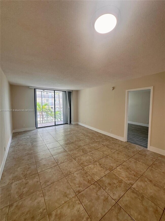 Foto del edificio - 2935 NE 163rd St